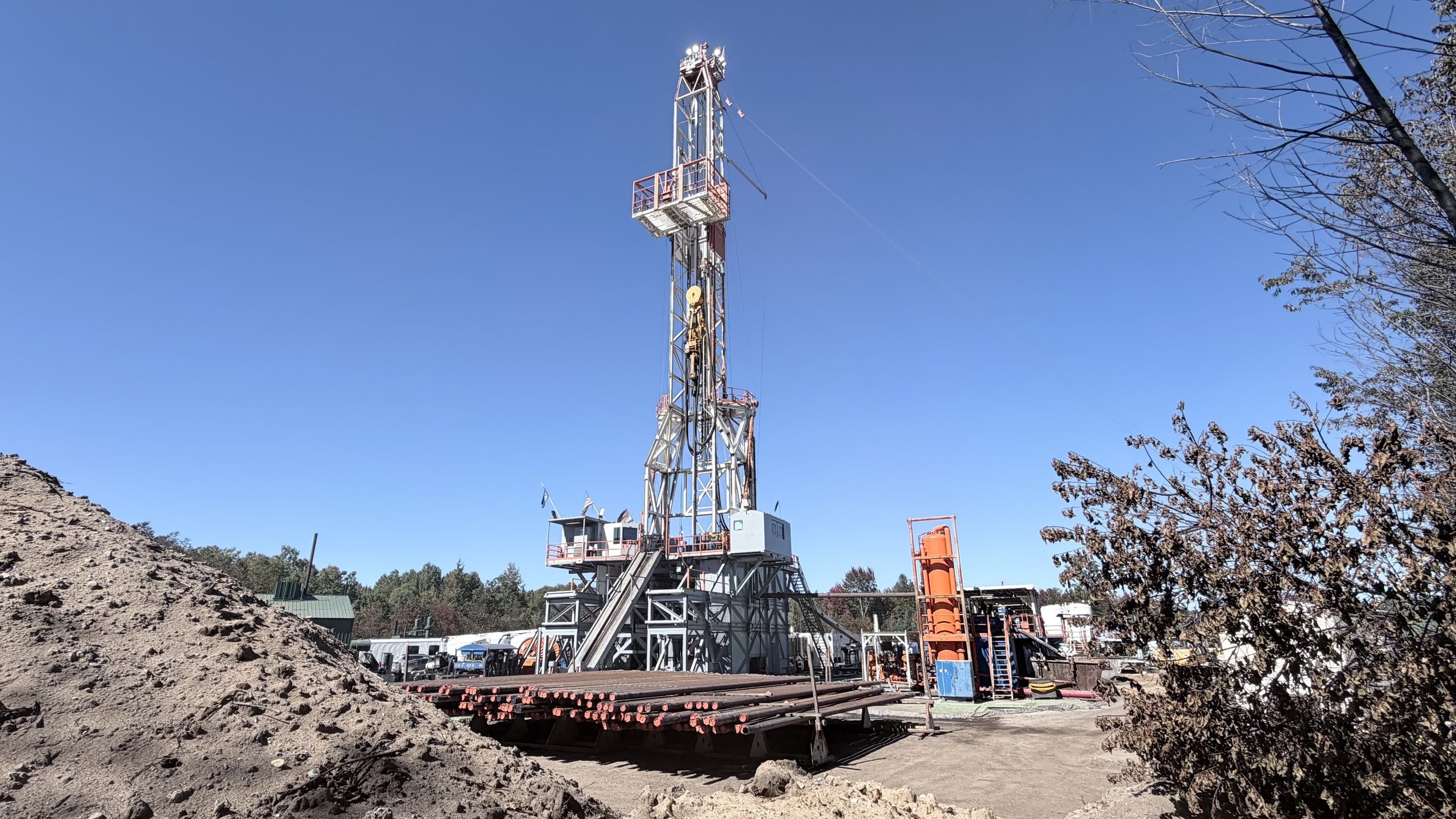 Full height showing of massive Patterson rig in Kalkaska Michigan